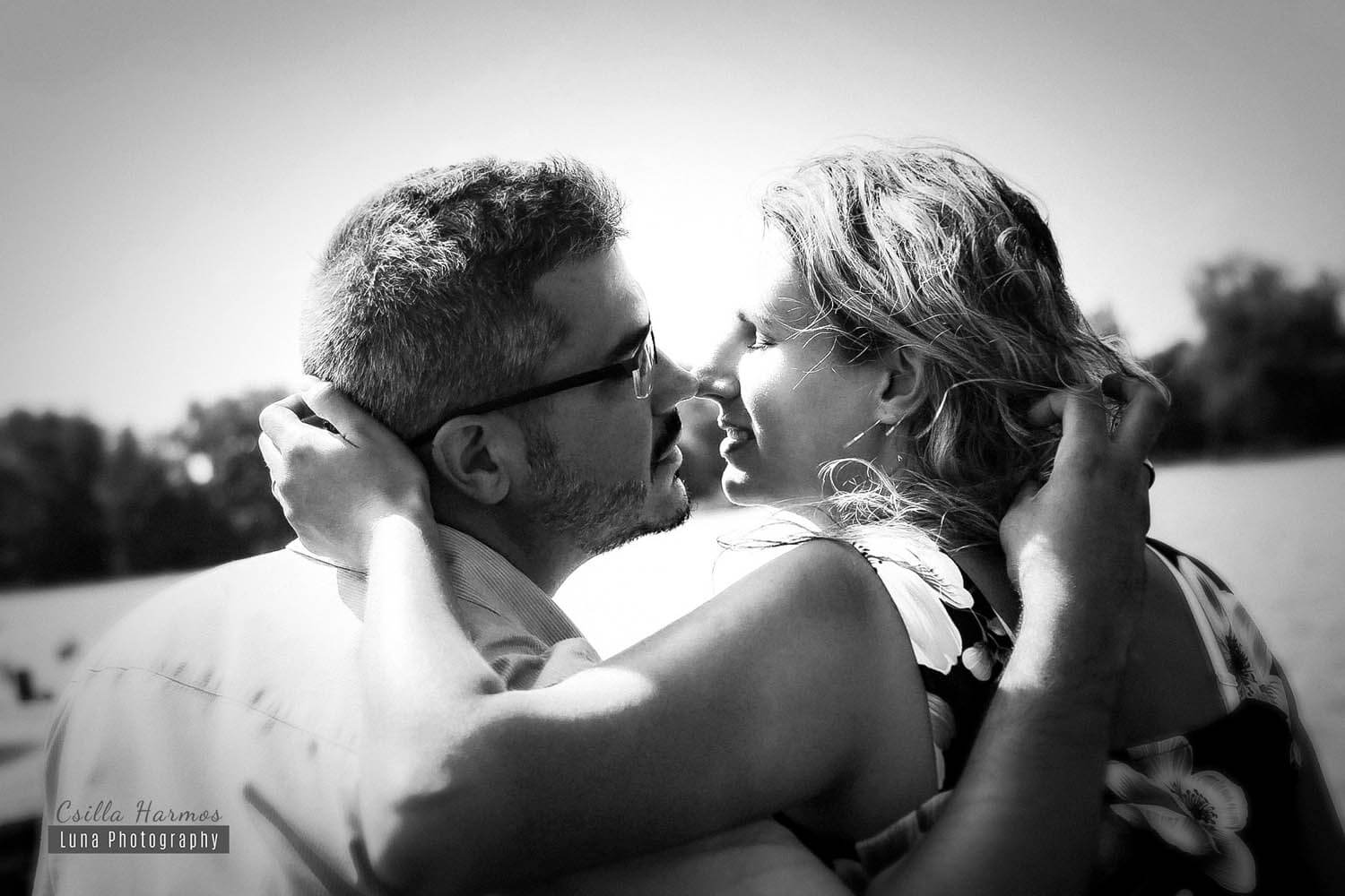 Jegyes fotózás fekete-fehér csókkal
